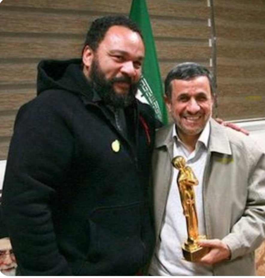 MbalaDieudo's tweet image. Mahmoud Ahmadinejad va bien ! La rumeur selon laquelle il aurait été éliminé par le mossad est un mensonge. L’ami d’Hugo Chavez reste la personnalité politique iranienne la plus populaire dans « le sud global». Sa quenelle d’or l’a protégé , il est l’homme qui fera la paix.