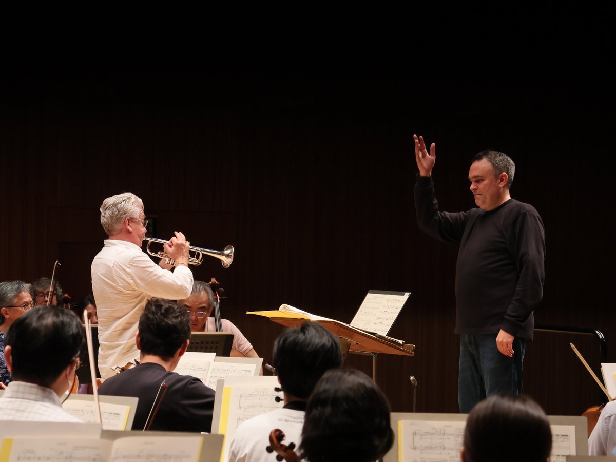 NHKSO_Tokyo's tweet photo. #N響 Music Tomorrow 2025
2025年6月26日(木) #東京オペラシティコンサートホール
#nhkso #JörgWidmann #AtsuhikoGondai #HåkanHardenberger #AyanaTsuji
本日開催の、新しい音楽の祭典「Music Tomorrow」。会場でのリハーサルも無事に終わり、いよいよ本番を迎えます。
#イェルク・ヴィトマン 指揮でお届けするのは、#権代敦彦《時と永遠を結ぶ絃》(ヴァイオリン独奏:#辻󠄀彩奈)、#ヴィトマン《死の舞踏》、そして《楽園へ(迷宮 VI)》(トランペット独奏:#ホーカン・ハーデンベルガー)といった珠玉の作品群。視覚効果も加わり、ドラマチックな世界が描き出されます。
本日19:00開演。当日券はインターネットで販売中、会場では18:15から販売いたします。
ぜひ会場でお楽しみください✨
@GondaiMusic