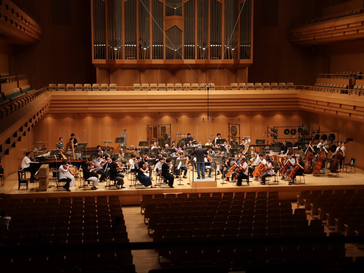 NHKSO_Tokyo's tweet photo. #N響 Music Tomorrow 2025
2025年6月26日(木) #東京オペラシティコンサートホール
#nhkso #JörgWidmann #AtsuhikoGondai #HåkanHardenberger #AyanaTsuji
本日開催の、新しい音楽の祭典「Music Tomorrow」。会場でのリハーサルも無事に終わり、いよいよ本番を迎えます。
#イェルク・ヴィトマン 指揮でお届けするのは、#権代敦彦《時と永遠を結ぶ絃》(ヴァイオリン独奏:#辻󠄀彩奈)、#ヴィトマン《死の舞踏》、そして《楽園へ(迷宮 VI)》(トランペット独奏:#ホーカン・ハーデンベルガー)といった珠玉の作品群。視覚効果も加わり、ドラマチックな世界が描き出されます。
本日19:00開演。当日券はインターネットで販売中、会場では18:15から販売いたします。
ぜひ会場でお楽しみください✨
@GondaiMusic