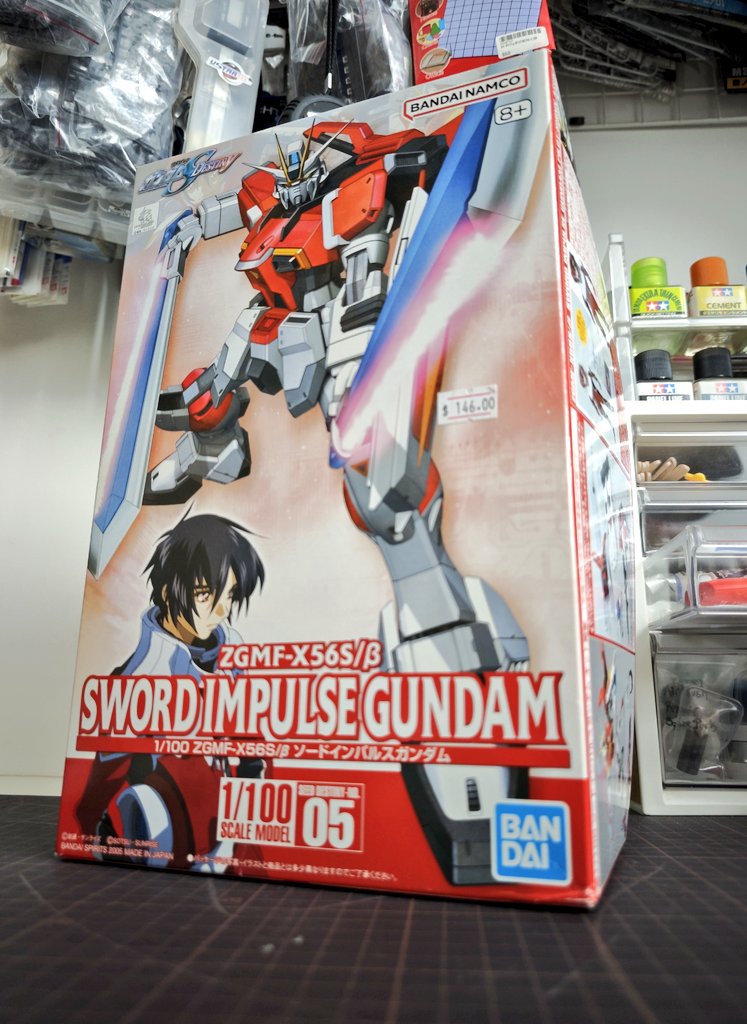 It seems like one of the model stores near my home is closing down soon with lots of empty shelves
I got this guy from them at 30% off, so it's about USD$13. Didn't know these old kits were reprinted some time ago with the new logos and all