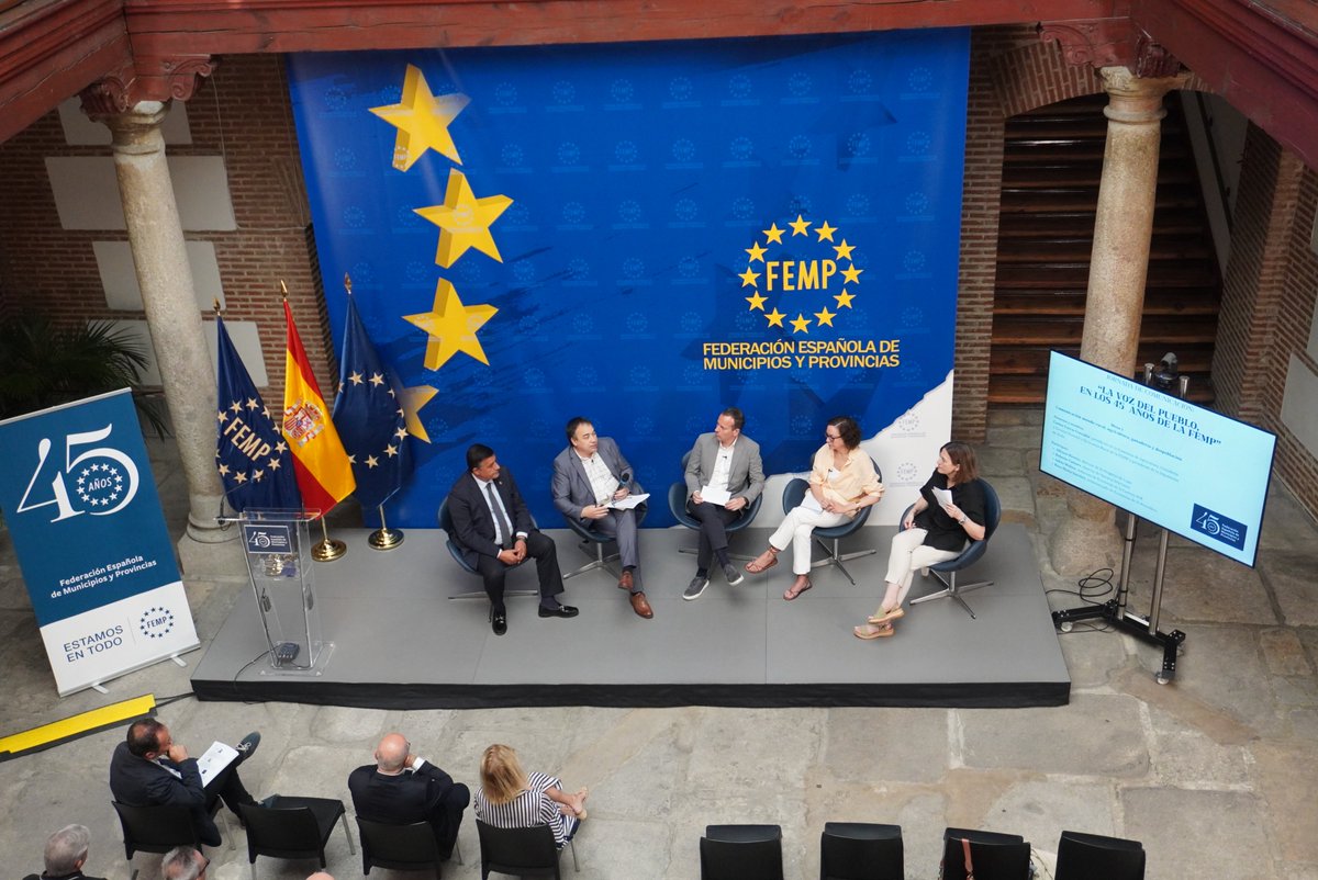 FEMP (@fempcomunica) on Twitter photo 🟠Primera mesa: "Comunicación mundo rural, agricultura, ganadería y despoblación"
El presidente de la Comisión de Agricultura, Ganadería y Gestión Forestal y Economía Rural, y presidente de la <a href="/dipuavila/">Diputación de Ávila</a>, <a href="/CarlosGarcia_PP/">Carlos García</a>, presenta la mesa en la que participan: 🟠Primera mesa: "Comunicación mundo rural, agricultura, ganadería y despoblación"
El presidente de la Comisión de Agricultura, Ganadería y Gestión Forestal y Economía Rural, y presidente de la <a href="/dipuavila/">Diputación de Ávila</a>, <a href="/CarlosGarcia_PP/">Carlos García</a>, presenta la mesa en la que participan: