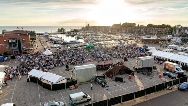 Massale havenzang met Urker koren als aftrap van vijftig jaar Zingen in de Zomer -  heturkerland.nl/l/48748