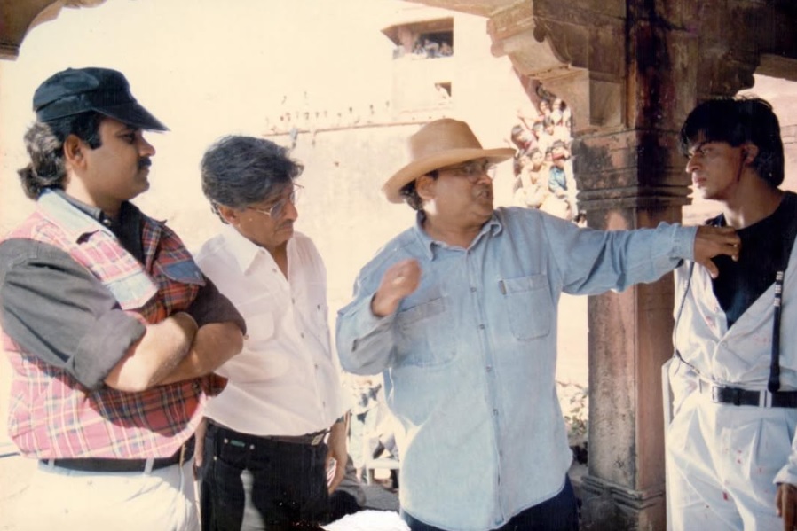 bombaytimes's tweet photo. Filmmaker #SubhashGhai fondly recalls the making of #Pardes, crediting its emotional core to co-writer #NeerajPathak, dialogue writer #JavedSiddiqui &amp; #ShahRukhKhan’s powerful performance—especially in the unforgettable climax

@SubhashGhai1 @iamsrk #Pardes #Bollywood https://t.co/xJuaWeOZGo
