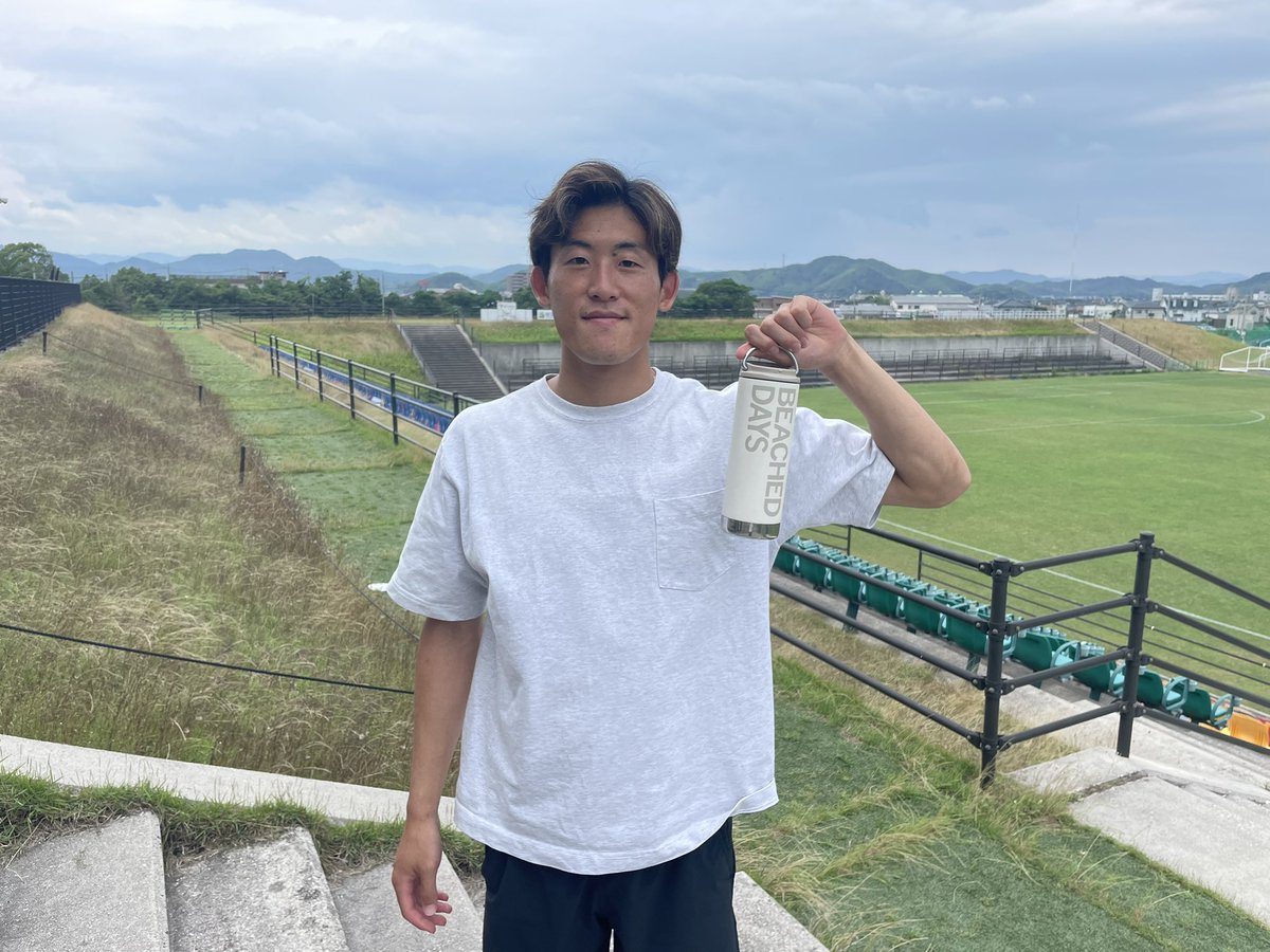 #サステナカップ 🏆
選手も頑張ってるよ〜〜📢

サステナ隊員 ソンこと
#大嶋春樹 選手の1枚📸

お洒落なマイボトルを持ってきてくれたよ👏🏼💚

暑い夏には欠かせないマイボトル！
みんなもマイボトルで熱中症対策してね🫡

#ガイナーレ鳥取
#サステナカップ応援チャレンジ