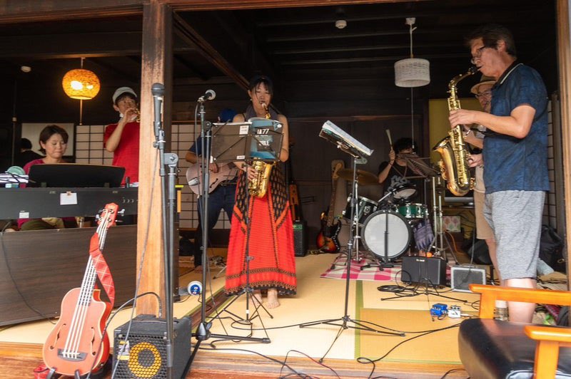 【古民家でジャズセッション！】

前庭でBBQを焼きながら、皿と箸を楽器に持ち替えて楽しくジャズセッションをします。

そりゃあ生ビールが進むのは当たり前ですよね😆

次回10/11-12

#奈良県
#上北山村
#ジャズ
#ジャズセッション
#ジャズライブ
#ジビエ
#バーベキュー
#星空とJAZZと生ビール