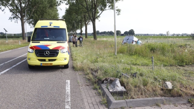 Vrachtwagen en bestelauto botsen op Dorpenweg -  arenalokaal.nl/l/50990