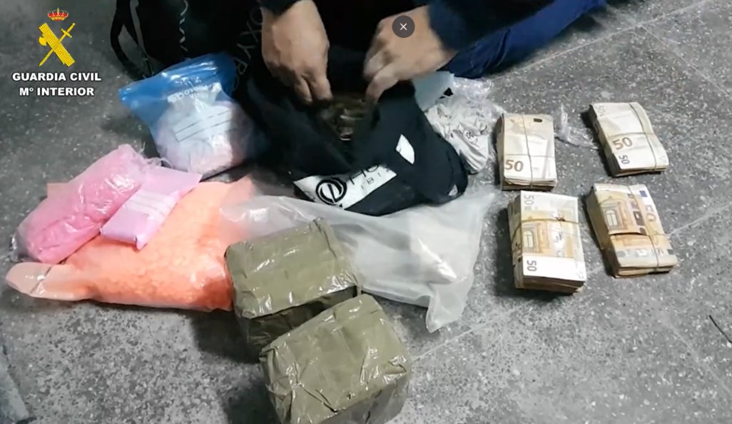 interiorgob's tweet photo. 🚫 Hoy es el Día Internacional contra el Uso Indebido y el Tráfico Ilícito de #Drogas

👮‍♂️ Contra el narcotráfico, @policia y @guardiacivil van un paso por delante: investigan, desmantelan y protegen

💪 Gracias a quienes luchan cada día por una sociedad más segura

#StopDrogas https://t.co/acVcj8kHp2