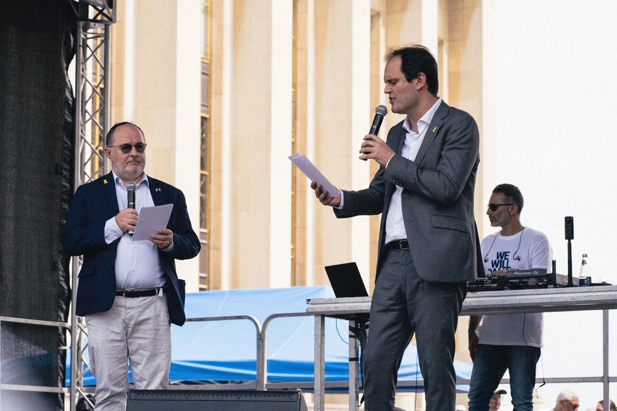 TheTruth770's tweet image. Vous avez été nombreux à nos côtés dimanche pour soutenir Israël et affirmer haut et fort son droit à vivre en paix.
C’était beau, c’était bleu et blanc 💙🤍

Malgré l’actualité et les vents contraires, nous avons tenu bon. Et nous l’avons fait, là, devant la majestueuse Tour…