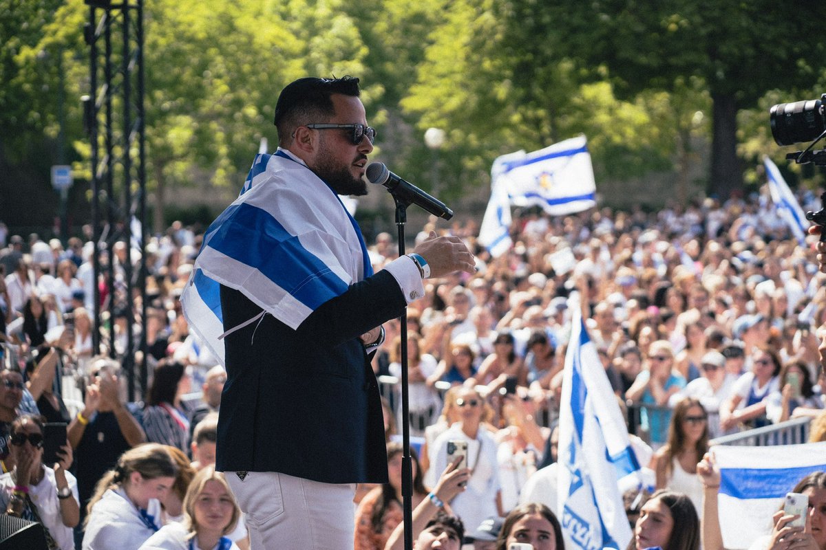 TheTruth770's tweet image. Vous avez été nombreux à nos côtés dimanche pour soutenir Israël et affirmer haut et fort son droit à vivre en paix.
C’était beau, c’était bleu et blanc 💙🤍

Malgré l’actualité et les vents contraires, nous avons tenu bon. Et nous l’avons fait, là, devant la majestueuse Tour…