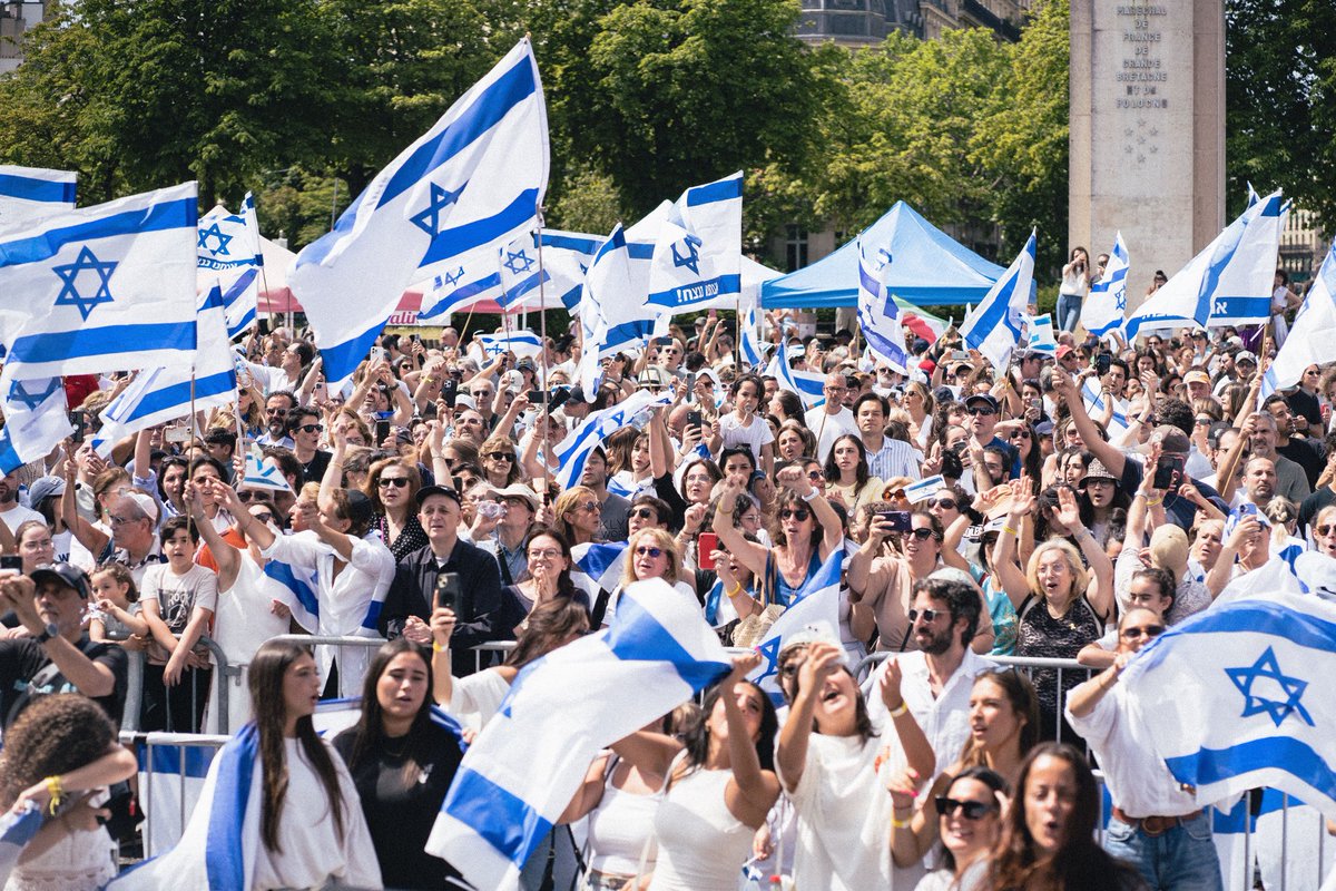 TheTruth770's tweet image. Vous avez été nombreux à nos côtés dimanche pour soutenir Israël et affirmer haut et fort son droit à vivre en paix.
C’était beau, c’était bleu et blanc 💙🤍

Malgré l’actualité et les vents contraires, nous avons tenu bon. Et nous l’avons fait, là, devant la majestueuse Tour…