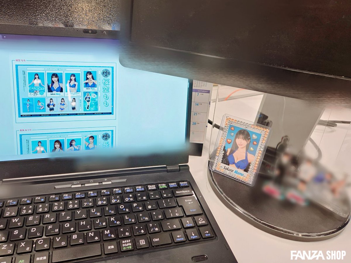 仕事の相棒は、やっぱり…
ももちゃん（<a href="/Sakura__sub/">さくらもも</a> ）💖

【#チェキ風フォトカード】は
デスクの特等席にスタンバイ🪩✨
仕事どころじゃない！笑

#アイポケキャンペーン2025 グッズは引き続き
FANZAショップ対象店舗で販売中💙
※在庫状況は各店舗にご確認ください

#FANZASHOP #推しのいる生活