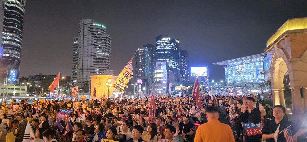 yeff_korea_2025's tweet photo. 🚨Thousands of Koreans have gathered in front of Seoul Station to watch the International Election Monitoring Team's press conference, starting on June 26 at 11 AM(EST) at the National Press Club in Washington, D.C.🇰🇷🇺🇲

#SaveKorea #StopTheSteal #YouthElectionFraudFighters #YEFF #ROKUSAlliance #ForeignInterference #CCPinROK #DemocracyUnderThreat #MAGA #MKGA #LosingKoreaLosingIndopacific

@GordonGChang @elonmusk @DrTaraO
@realDonaldTrump @FredFleitz @ColonelRETJohn2
@mschlapp @visegrad24 @FBI @CIA @FoxNews
@Bannons_WarRoom @NEWSMAX @TuckerCarlson
@benshapiro @seanhannity @IngrahamAngle
 @JesseBWatters @BretBaier @DonaldJTrumpJr
@IvankaTrump @JDVance @PeteHegseth
@FBIDirectorKash @Telegraph @Sankei_news
@JoshJPhilipp @DNIGabbard @KenPaxtonTX
@A1Policy @NewshamGrant @SecRubio @Stevebannon_sk
@SecDef @CarlaHSands @INDOPACOM @gc22gc
@VP @WhiteHouse @bradthayer @GenFlynn @GuntherEagleman @LauraLoomer @DefiyantlyFree