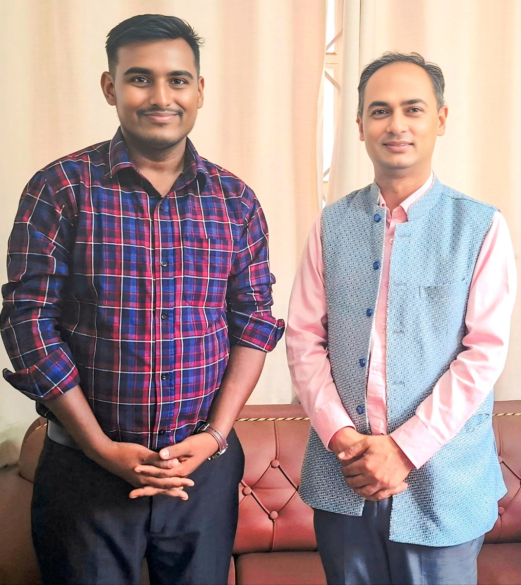 जहिल्यै तथ्यांक, बसाइँसराइ र जनसंख्या सम्बन्धि होमवर्क थमाइराख्ने सरसंग फ्रेममा कैद भएछु <a href="/chetanktm/">Chetan Adhikari</a>