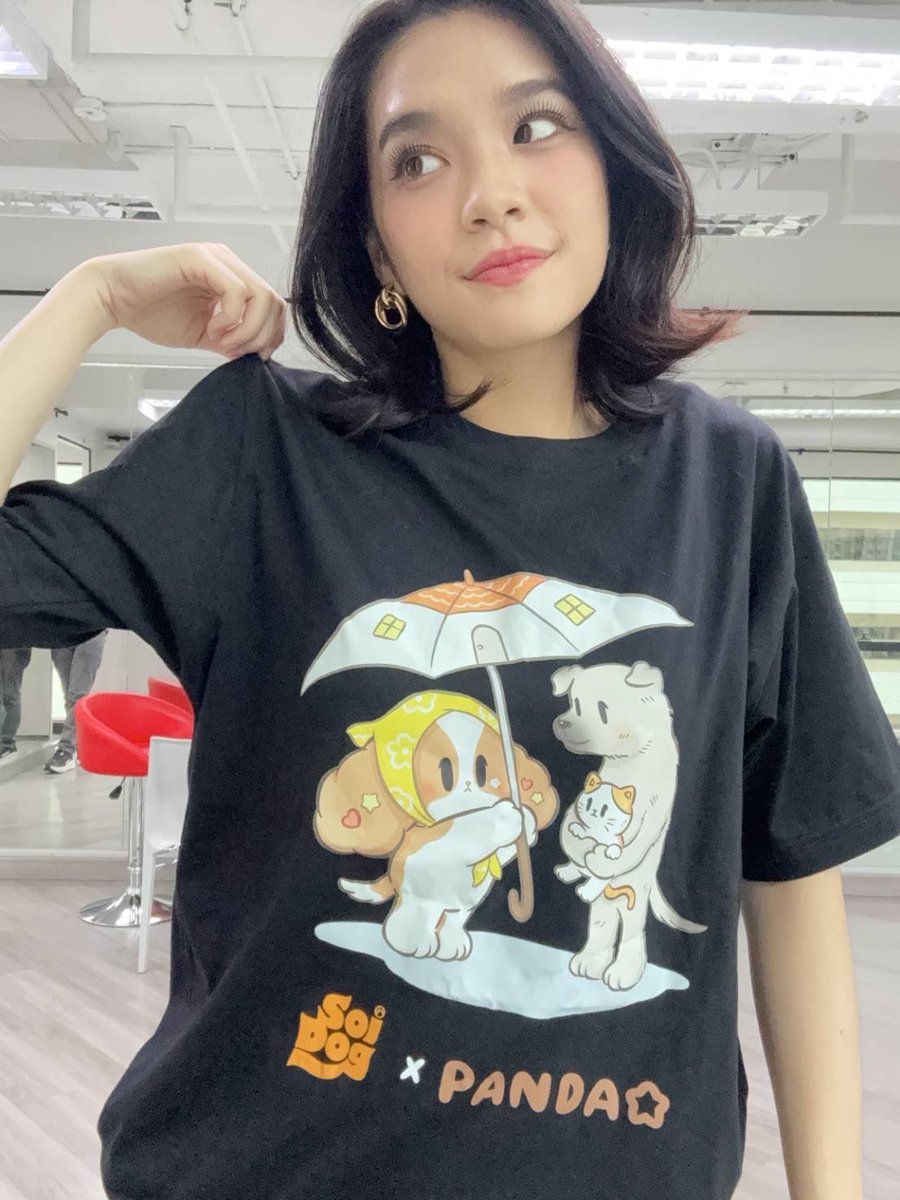Pandaohome's tweet photo. Soi Dog x Pandao 🐶⭐️🐾
น้องปานดาวมีโอกาสร่วมคอลแลบกับ มูลนิธิเพื่อสุนัขในซอย (Soi Dog Foundation) เพื่อร่วมส่งต่อความรักให้กับน้องหมาน้องแมวจรจัดที่ยังต้องการการดูแล

เสื้อยืดคอลเลกชันพิเศษ Soi Dog x Pandao ออกแบบโดยศิลปินไทย @tum_ulit 
สามารถพรีออเดอร์ได้แล้ววันนี้ ผ่าน Biolink ของ @soidogthailand 
ร่วมบริจาค 650 บาท เพื่อรับเสื้อยืดลายพิเศษ พร้อมร่วมเป็นส่วนหนึ่งในการช่วยเหลือสัตว์จร 🧡

Soi Dog x Pandao 🐶⭐️🐾
Pandao is honored to collaborate with Soi Dog Foundation to help support the care of stray dogs and cats who are still waiting for love and safety.

The limited-edition Soi Dog x Pandao T-shirt, illustrated by Thai artist @tumnulit, is now available for pre-order through the biolink on @soidogthailand 
A donation of 650 THB gets you this special T-shirt and helps change the life of a stray animal 🧡

Follow more of Pandao’s story at
🌐 https://t.co/kkaRAojmS2

#SoiDogxPandao #Pandao  #PandaoHome #SoiDogFoundation #TumUlit
#ปันรักให้น้องหมาน้องแมว