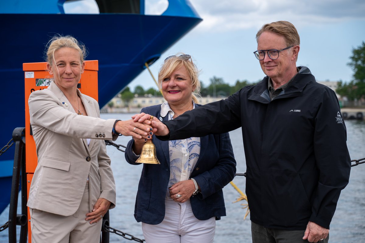 European Maritime Safety Agency (EMSA) (@emsa_eu) on Twitter photo Our Executive Director Maja Markovčić Kostelac closing this year’s edition of the #AECGE2025 by accepting the traditional bell from <a href="/Frontex/">Frontex</a> Executive Director, Hans Leijtens. For the next year EMSA chairs the coastguard cooperation framework between <a href="/EFCA_EU/">European Fisheries Control Agency</a>, EMSA and Frontex Our Executive Director Maja Markovčić Kostelac closing this year’s edition of the #AECGE2025 by accepting the traditional bell from <a href="/Frontex/">Frontex</a> Executive Director, Hans Leijtens. For the next year EMSA chairs the coastguard cooperation framework between <a href="/EFCA_EU/">European Fisheries Control Agency</a>, EMSA and Frontex