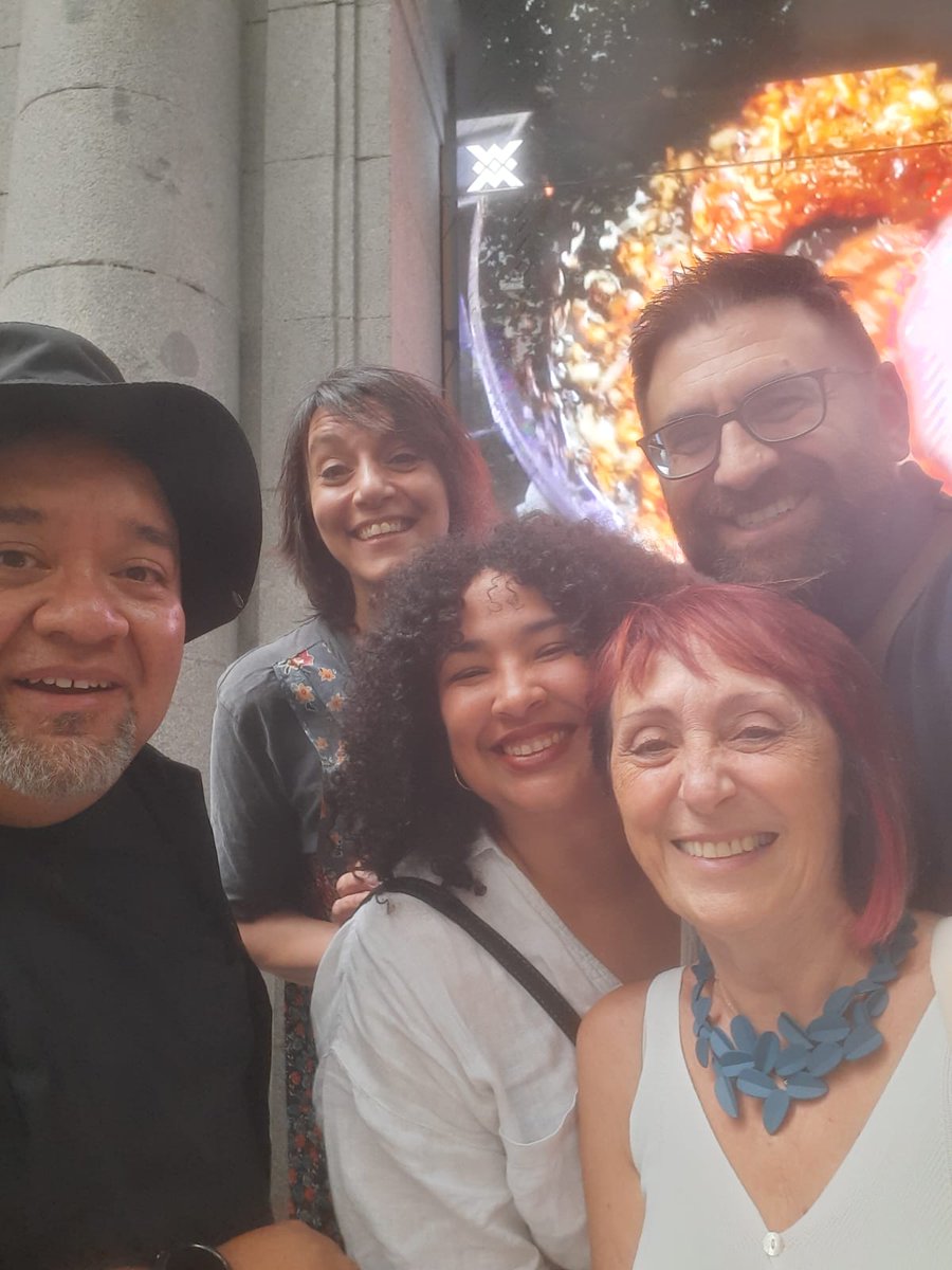 elia_barcelo's tweet image. Momentos d Con Acento: Teresa López-Pellisa, Lola Robles y Fernando Iwasaki. Teresa y yo. Bef, Teresa, David Luna, Maielis González y yo en @casademexicoesp
#conacento2025