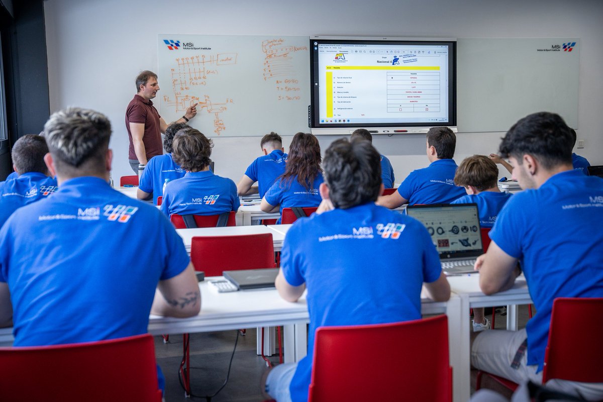 👨‍🏫 Los alumnos de Motorsport Technician Intermediate estudian la cadena cinemática del GR Yaris RZ tracción integral con diferencial central activo y diferenciales de ejes Salisbury ⚙️