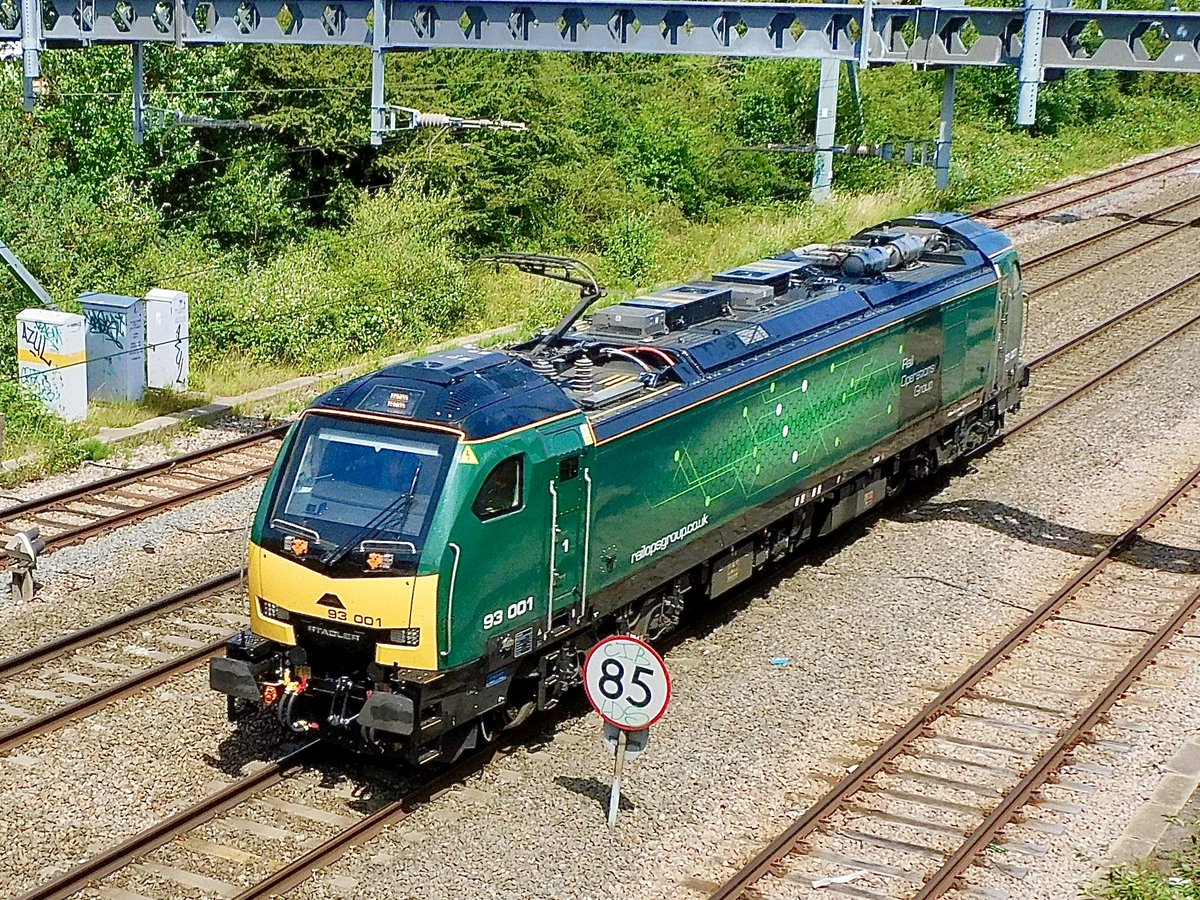 kingy69beard's tweet image. Something new for #Swindon today with @RailOpsGroup  #class93  93001 on a test run down the #GWML 0Q81 Wembley H.S. to Bristol Parkway