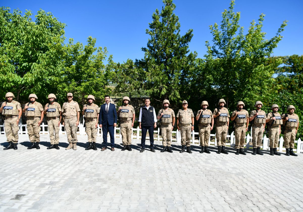 T.C.Tunceli Valiliği (@tuncelivaliligi) on Twitter photo 👮♂️ Valimiz Sayın Şefik Aygöl, Bulgurcular Jandarma Karakol Komutanlığı’nı ziyaret ederek görevli personelle bir araya geldi.
<a href="/sefikaygol/">Şefik AYGÖL</a>
<a href="/TC_icisleri/">T.C. İçişleri Bakanlığı</a>
<a href="/jandarma/">T.C. Jandarma Gn. K</a>
<a href="/TcMazgirt/">Mazgirt Kaymakamlığı</a> 👮♂️ Valimiz Sayın Şefik Aygöl, Bulgurcular Jandarma Karakol Komutanlığı’nı ziyaret ederek görevli personelle bir araya geldi.
<a href="/sefikaygol/">Şefik AYGÖL</a>
<a href="/TC_icisleri/">T.C. İçişleri Bakanlığı</a>
<a href="/jandarma/">T.C. Jandarma Gn. K</a>
<a href="/TcMazgirt/">Mazgirt Kaymakamlığı</a>