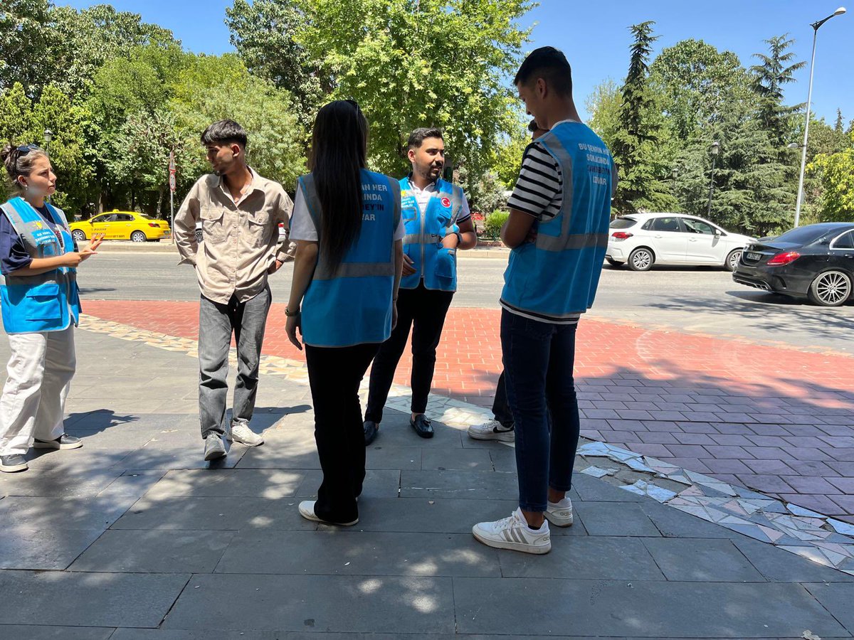 Bugün Şahinbey Gençlik Kolları olarak Sanko Park’ta stand çalışmamıza tüm enerjimizle devam ettik. Vatandaşlarımızın ilgisi ve destekleri bizleri daha da motive etti. Genç kardeşlerimizle birebir temas kurarak hem projelerimizi anlattık hem de onların fikirlerini dinledik.