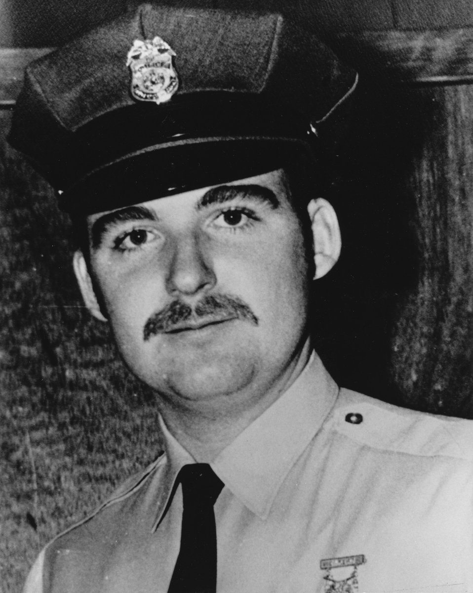 Detengámonos en el recuerdo de nuestro héroe caído, el oficial de policía Albert M. Claggett, IV, fallecido este día de 1978. LEA MÁS: facebook.com/share/p/1RMSQq…