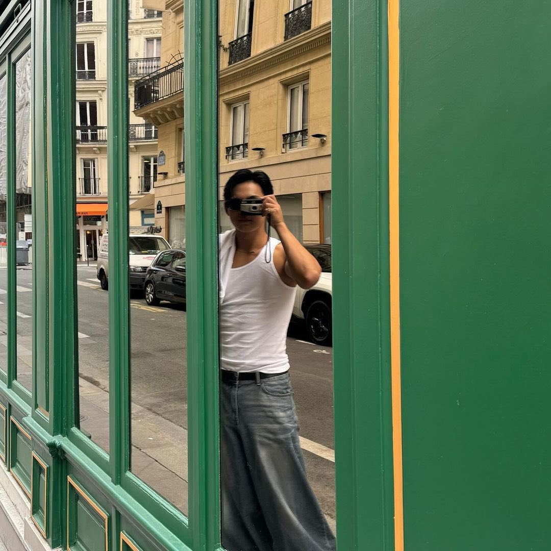 Mingyu and his Europe mirror selfies🤳