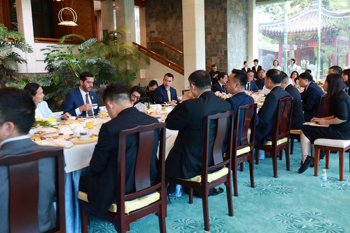 Economía Finanzas Ec (@finanzasec) on Twitter photo 🇨🇳China | La ministra <a href="/SarihaMoya/">@SarihaMoya</a>, participó junto al presidente <a href="/DanielNoboaOk/">Daniel Noboa Azin</a> en una reunión de trabajo con representantes de empresas chinas reconocidas a nivel internacional, vinculadas a sectores como energía, infraestructura, tecnología, minería, transporte y agroindustria. 🇨🇳China | La ministra <a href="/SarihaMoya/">@SarihaMoya</a>, participó junto al presidente <a href="/DanielNoboaOk/">Daniel Noboa Azin</a> en una reunión de trabajo con representantes de empresas chinas reconocidas a nivel internacional, vinculadas a sectores como energía, infraestructura, tecnología, minería, transporte y agroindustria.
