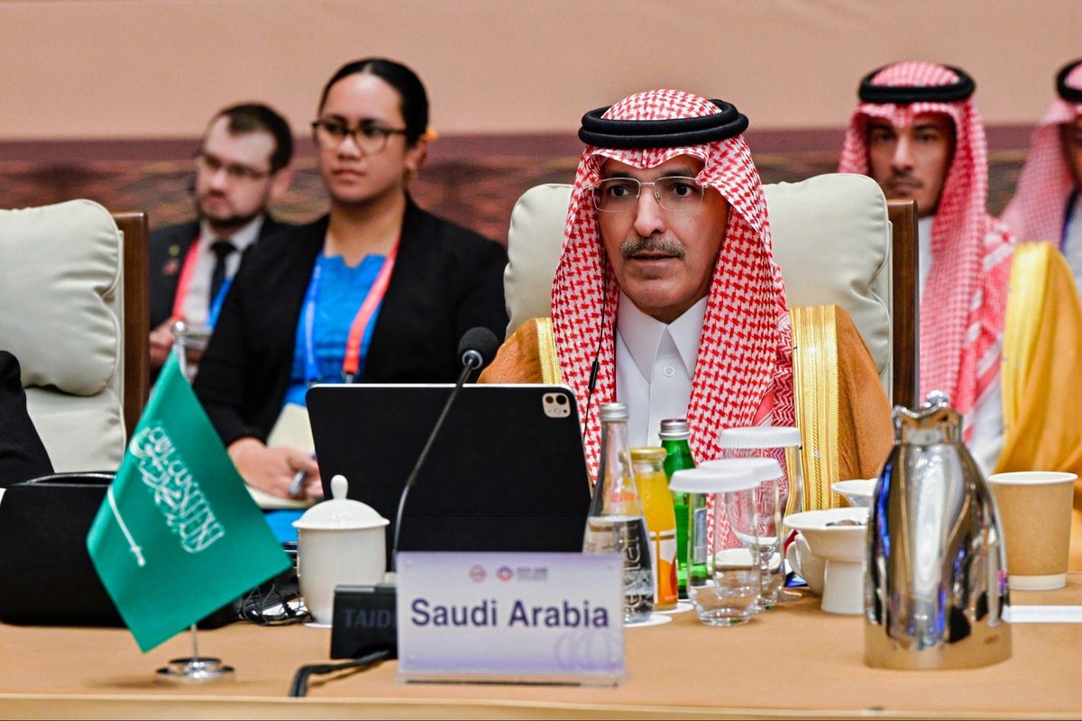 تشرفت برئاسة وفد #المملكة المشارك في أعمال الاجتماع السنوي العاشر لمجلس محافظي البنك الآسيوي للاستثمار في البنية التحتية، حيث ناقشنا مبادرات البنك وشراكاته في مختلف المجالات. كما أهنئ السيدة زوو جيايي على انتخابها رئيسًا للبنك، متمنيًا لها التوفيق، ومؤكدًا حرص #المملكة على مواصلة