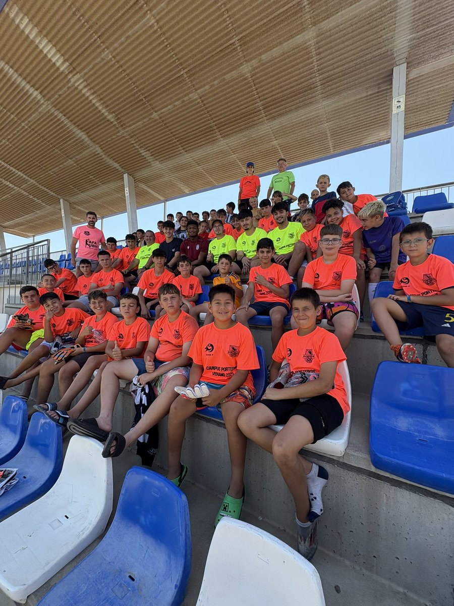 rr_edp's tweet photo. Hoy han venido al Campus Doble R 2025 los porteros @guillermohunt_ @Alaves @el_jhafets portero del @FCCartagena_efs charlar con nuestros porteros y a darnos unos detalles que se sortearán la semana que viene.
Gracias y mucha suerte porterazos! 
#CampusDobleR 

@rr_edp https://t.co/t8EIOvN2ZT