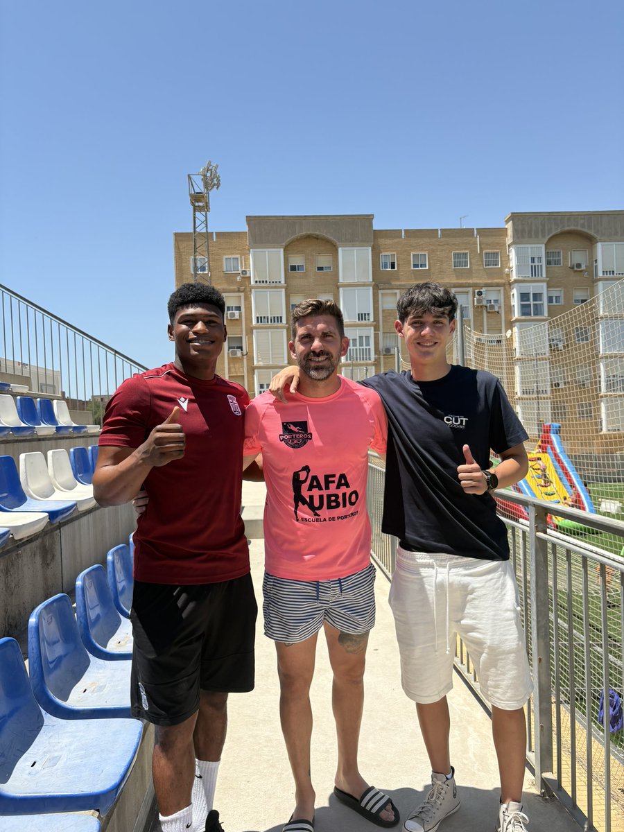 Hoy han venido al Campus Doble R 2025 los porteros <a href="/guillermohunt_/">Guillermo Hunt Saura</a> <a href="/Alaves/">Deportivo Alavés</a> @el_jhafets portero del <a href="/FCCartagena_efs/">FC Cartagena</a> charlar con nuestros porteros y a darnos unos detalles que se sortearán la semana que viene.
Gracias y mucha suerte porterazos! 
#CampusDobleR 

<a href="/rr_edp/">Escuela de porteros RR</a>