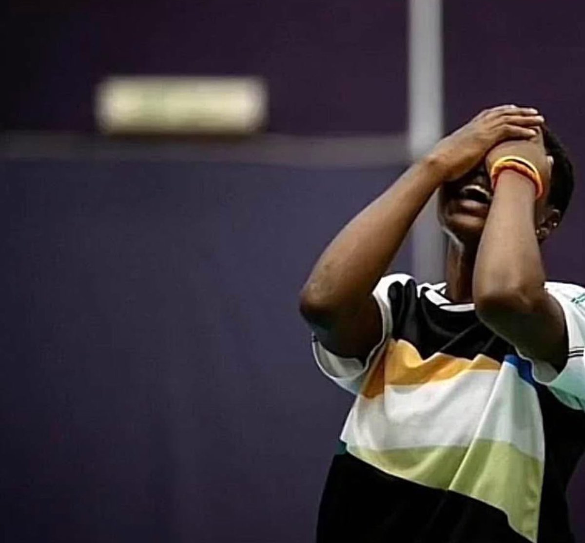 BolajiEniola9's tweet image. I stood there with tears rolling down my cheeks instead of explaining myself.
Because when my body is overwhelmed by emotion, my brain just can't process words, so it chooses silence and tears instead, I will rise and never fall again..🤞✅