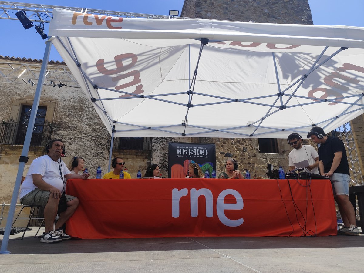 Ana Vázquez (@anavazquezci) on Twitter photo 🎭 Este jueves, en <a href="/rne/">Radio Nacional</a> Extremadura, hemos sacado la radio a la calle con motivo de la clausura del #FestivaldeTeatroClásicodeCáceres
📻 Programación especial que hemos realizado desde el escenario de este certamen que cumple su edición 36 con récord de espectadores. 🎭 Este jueves, en <a href="/rne/">Radio Nacional</a> Extremadura, hemos sacado la radio a la calle con motivo de la clausura del #FestivaldeTeatroClásicodeCáceres
📻 Programación especial que hemos realizado desde el escenario de este certamen que cumple su edición 36 con récord de espectadores.