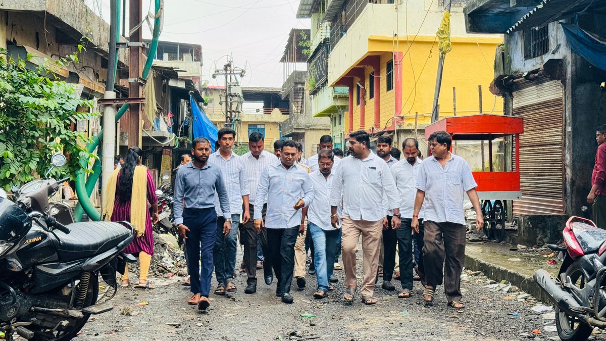 sumitpatil8383's tweet photo. गायत्री नगर – संवादातून विकासाचा आरंभ!

आज गायत्री नगर येथील नागरिकांशी भेट घेतली आणि परिसरातील समस्या जाणून घेतल्या.
▪️ अपुरी स्ट्रीट लाईट व्यवस्था
▪️ गटार सफाईत अडथळे
▪️ कचरा व्यवस्थापनाची आवश्यकता
▪️ स्थानिक मंदिराचा जिर्णोद्धार (1/2) https://t.co/JP12O7cbUA