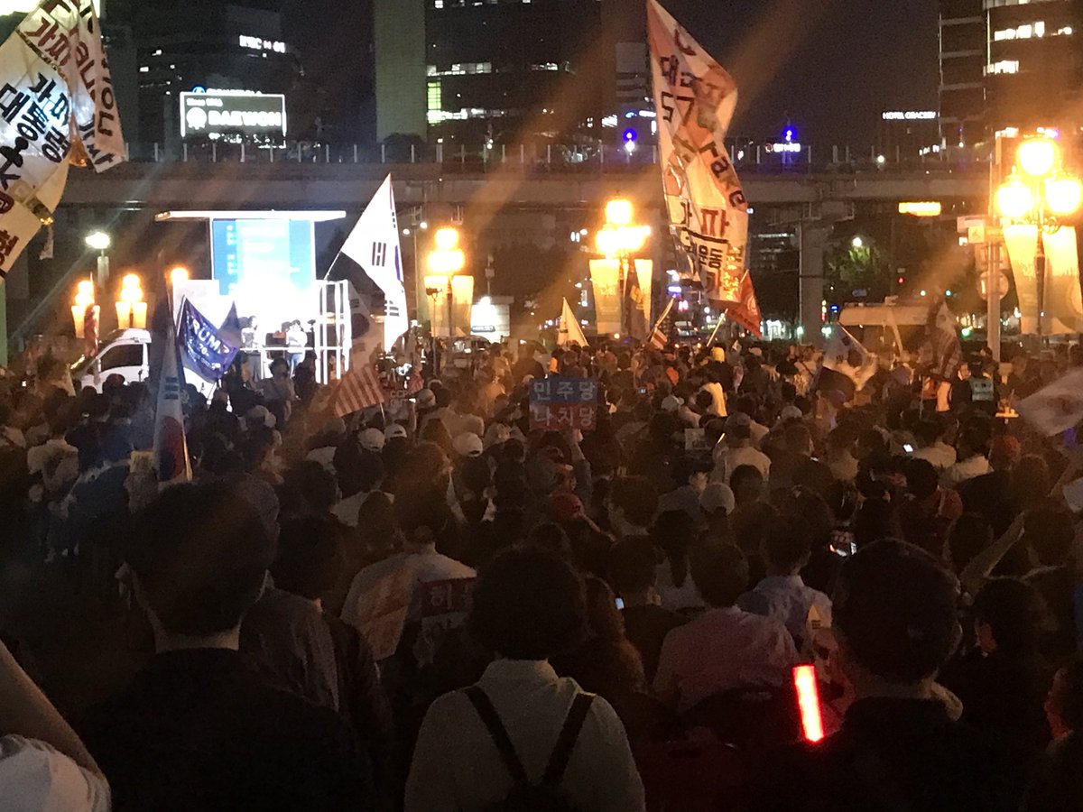 서울역에 사람들 모여들고 있어요.