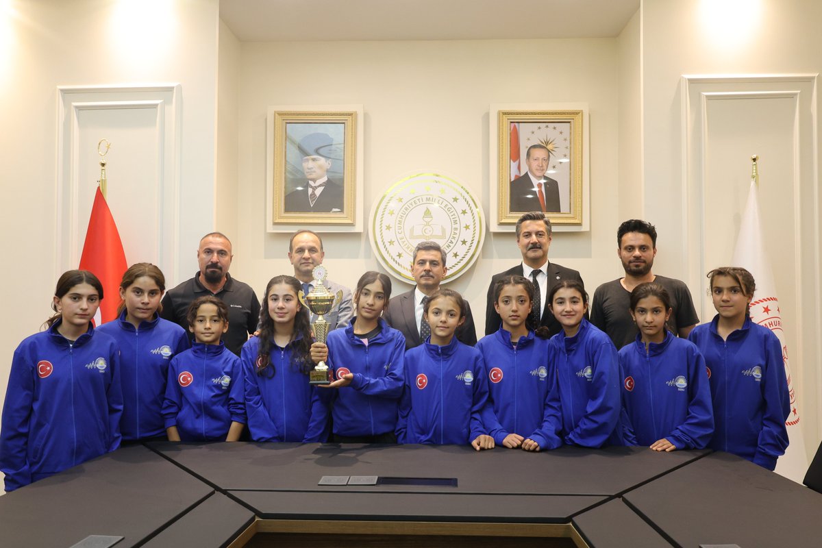 Van'ımızın Edremit ilçesindeki Mustafa Cengiz Ortaokulu Kriket Takımı, Denizli'de düzenlenen Türkiye Kriket Şampiyonası'nda küçük kızlar kategorisinde Türkiye birincisi oldu.

Bu büyük başarı dolayısıyla, Müdürlüğümüz toplantı salonunda bir ödül töreni düzenlendi.

İl Müdür