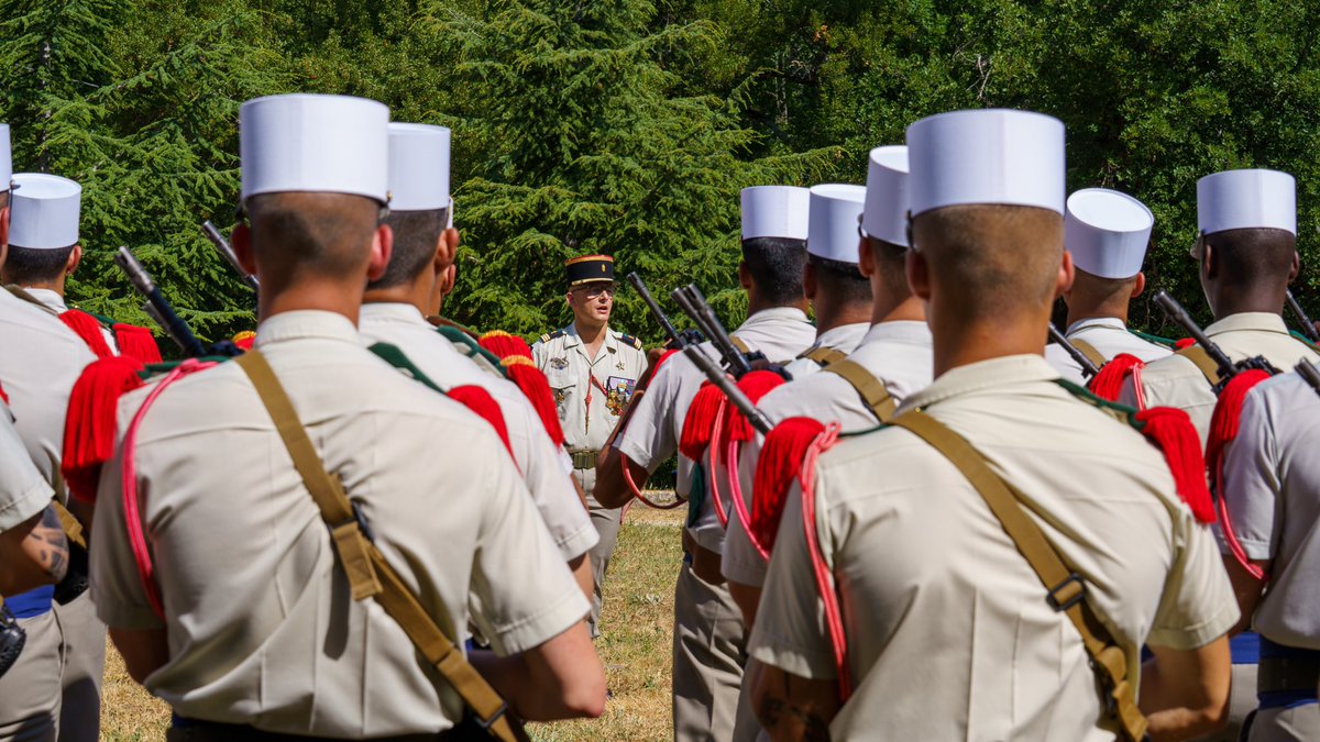 CDC_2eREG's tweet image. Après un temps de commandement opérationnel marqué par une mission en Martinique et une opération  extérieure au Liban, le capitaine Geoffroy transmet le fanion de la 4e compagnie au capitaine Louis-Marie.