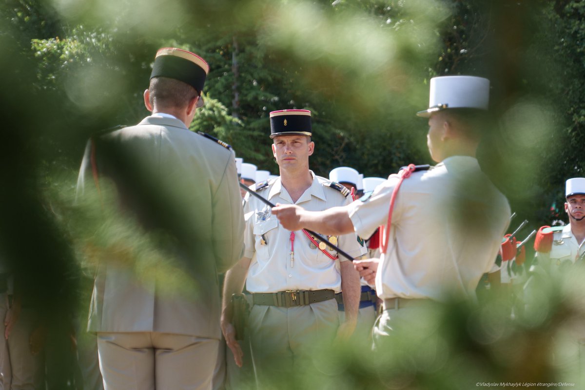 CDC_2eREG's tweet image. Après un temps de commandement opérationnel marqué par une mission en Martinique et une opération  extérieure au Liban, le capitaine Geoffroy transmet le fanion de la 4e compagnie au capitaine Louis-Marie.