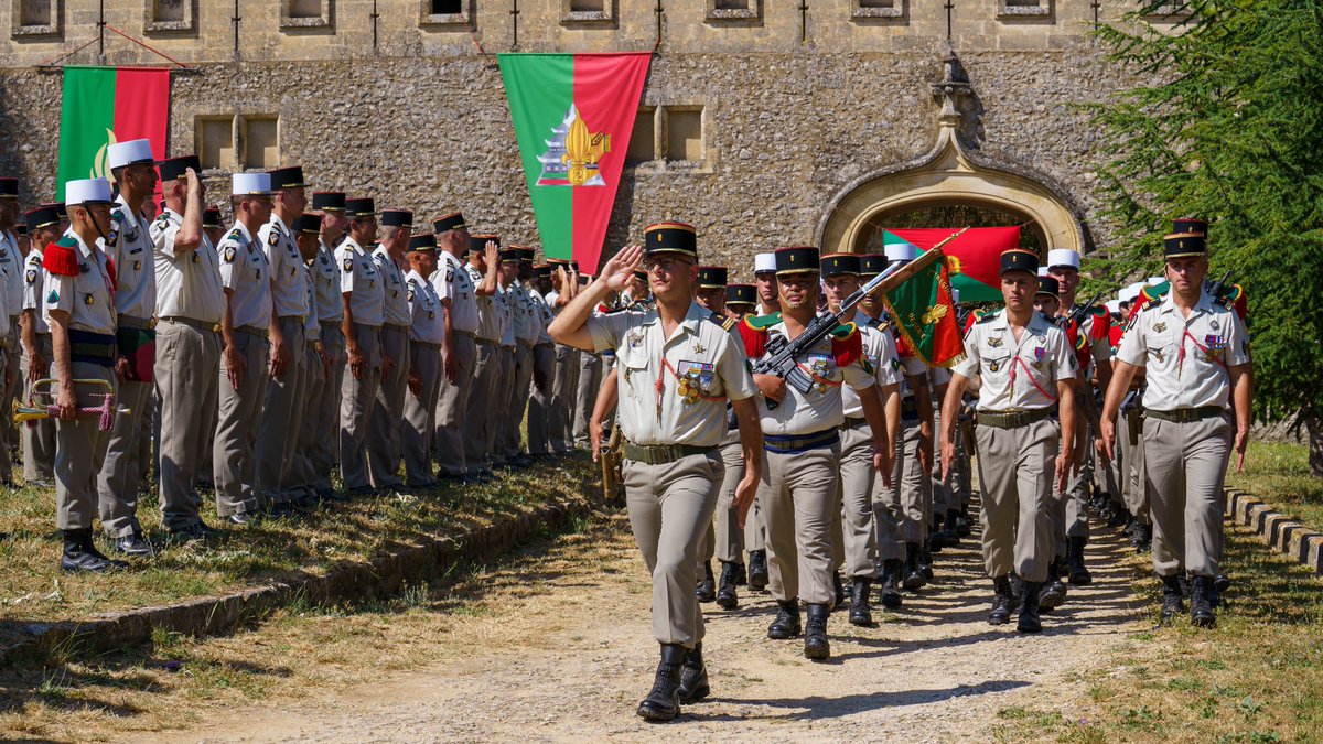 CDC_2eREG's tweet image. Après un temps de commandement opérationnel marqué par une mission en Martinique et une opération  extérieure au Liban, le capitaine Geoffroy transmet le fanion de la 4e compagnie au capitaine Louis-Marie.