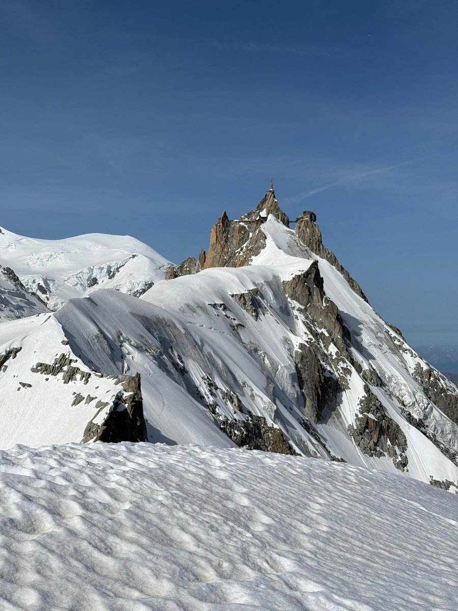 Midi Plan Traverse!
🏔️🎒❄️⛏️🪢🇫🇷
Awesome efforts from Harry and Mebs, guided by Marc, to climb the whole Midi Plan traverse from the first lift yesterday. Well done, and for grabbing the weather window!

〽️ icicle-mountaineering.ltd.uk/summer%2Bnorth…

📍Midi-Plan Traverse, Chamonix Mont Blanc