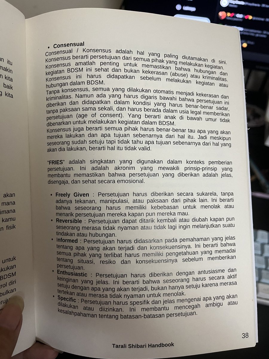 chansumomochan's tweet photo. A thread:

Consent atau persetujuan juga punya T&amp;C nya sendiri untuk jadi consent yang baik dan benar, point2 untuk T&amp;C tersebut tertulis di buku ini dan juga literasi2 lain mengenai shibari lainnya https://t.co/fnj8713cZq