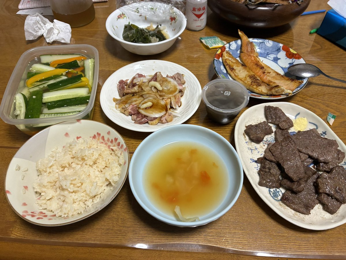 inuootaa's tweet photo. 実家帰ってます。
母さん、おれもう高校生じゃないのよ。
と思いながら気付いたらたいらげてた。(ご飯おかわり) https://t.co/u6m12PjCgC