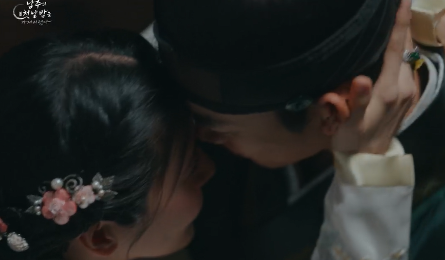 One of the best K-drama kissing scenes in 2025 for sure 🔥💯✨

#TheFirstNightWithTheDuke #TheFirstNightWithTheDukeEp6