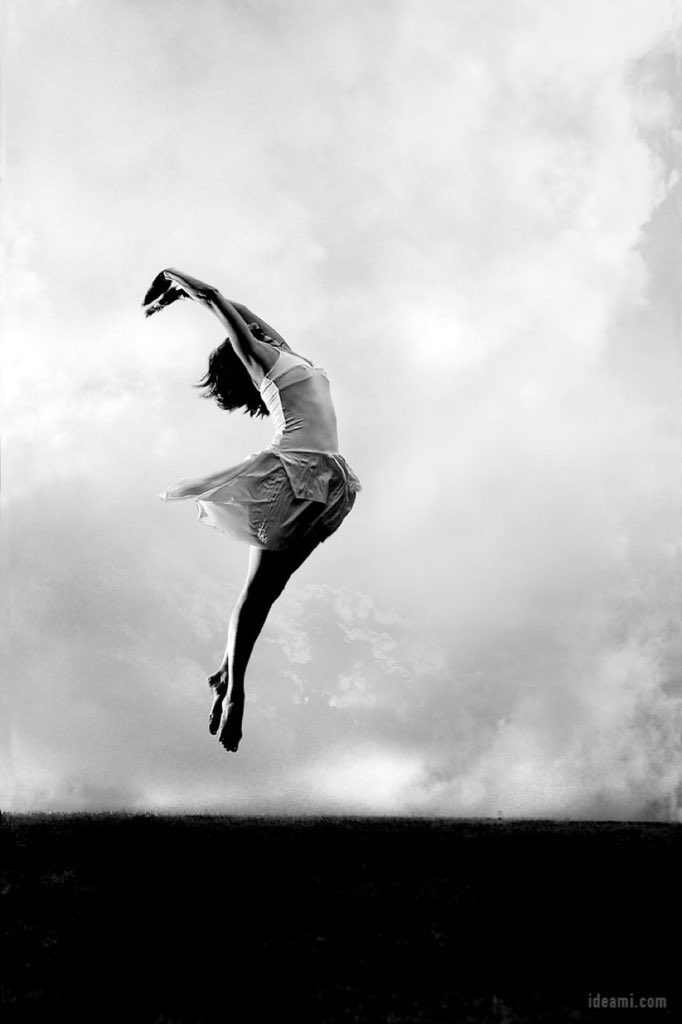 Solo quien vuela sabe cuánto
                            pesa un cuerpo.

— Clarise Lispector 📚