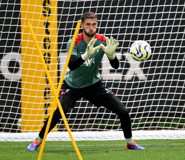 CaminhantesLFC's tweet image. 📝🏴󠁧󠁢󠁥󠁮󠁧󠁿 Harvey Davies, goleiro de 21 anos, assinou um novo contrato com o Liverpool e foi emprestado ao Crawley Town, da League Two (quarta divisão Inglesa) para a próxima temporada.