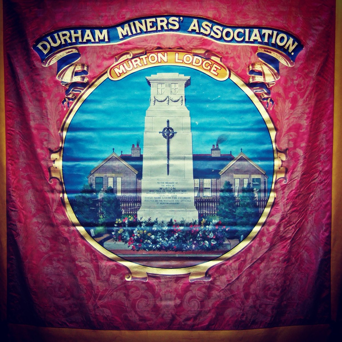 Remembering the victims of the Murton Colliery disaster, which claimed the lives of 13 miners #OnThisDay in 1942.

The victims were aged between 18 and 53.

Pictured is the 1932 Murton Lodge banner, in use at the time.