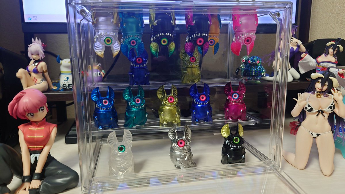 stale_gs's tweet photo. 先日買ってきたダイソーのコレクションケースにガチャのアイビーを飾ってみた🦇
いい感じに収まって満足✨
それにしてもこのケースほんとコスパ良いい♪サクサク組めるのも良き😆 https://t.co/ZCTeQHDseI