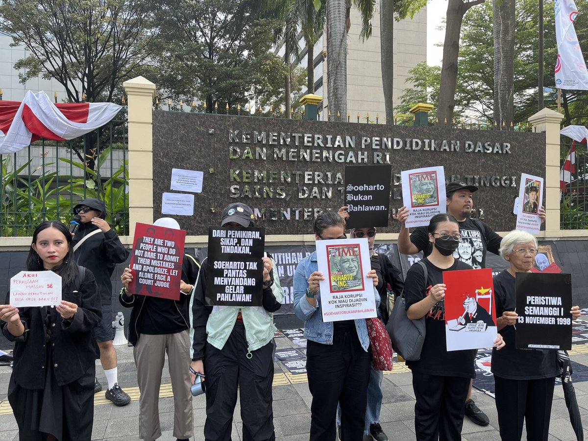 KontraSupdates's tweet image. #Indonesia🇮🇩 Today, the Indonesian Civil Society Coalition Against Impunity held a peaceful protest in front of the Ministry of Culture to oppose the awarding of the National Hero title to Soeharto, who is responsible for serious human rights violations during the New Order era.…