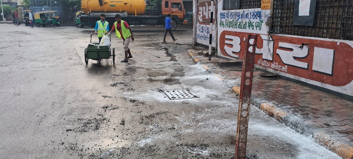 AmdavadAMC's tweet photo. A Cleaner City, A Healthier Tomorrow! 
Every clean street, every spotless corner brings us one step closer to a brighter, better Ahmedabad.
Let’s keep our city shining — together!

#HealthierTomorrow #SwachhAhmedabad #MyCityMyPride #AMCForCleanliness #TogetherForCleanliness #UrbanCleanliness