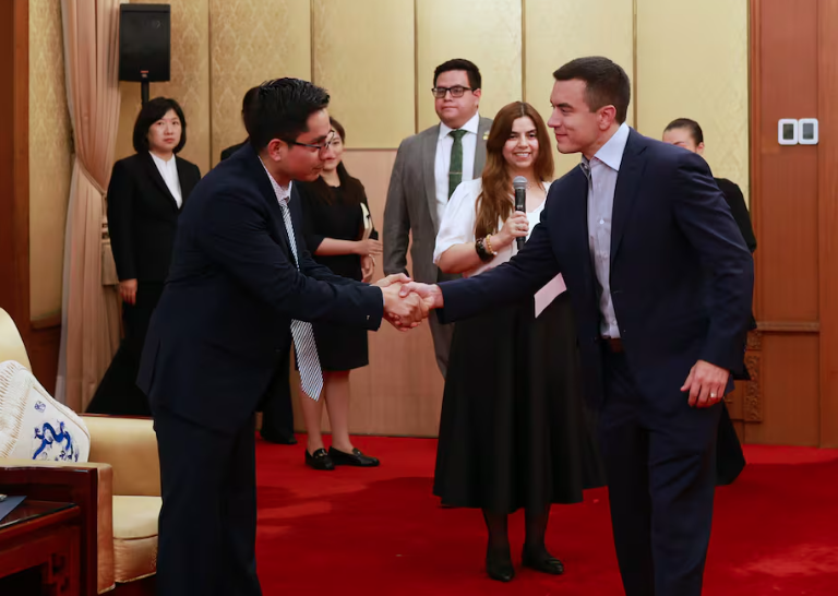 🇪🇨🇨🇳 | Daniel Noboa se reunió con estudiantes ecuatorianos en Beijing y resaltó que la juventud es clave para el desarrollo del país. Prometió más oportunidades.
expedientes.ec/daniel-noboa-d…

#DanielNoboa #Ecuador #China #Juventud #Educación