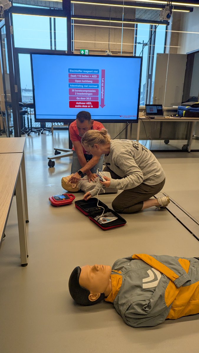 PankaSealNurse's tweet image. Today, we had the first aid training in the WEC, so now we can not only save seals but also people☺️
(we also did a little prank on our instructor🤭)
@renapoly_93 @vssleis @denise_ramella
#アザラシ幼稚園
#WEC